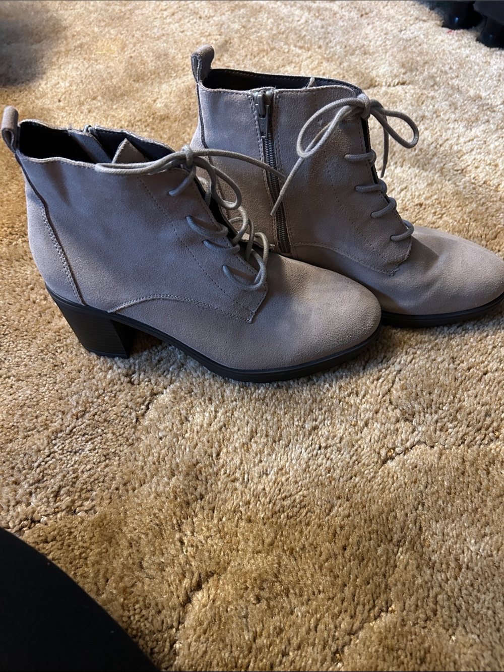White Mountain tan suede zip side tie front ankle boots  size 9M 2.5 inch heel